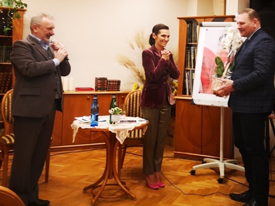 Słowno-muzyczne spotkanie z Olgą Bończyk w bibliotece w Koluszkach