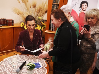 Słowno-muzyczne spotkanie z Olgą Bończyk w bibliotece w Koluszkach