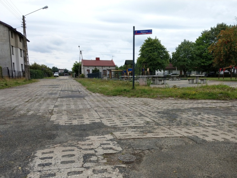 widok drogi na osiedlu