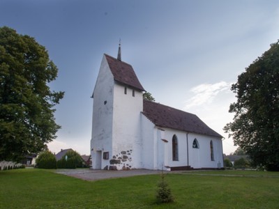 Chudaczewo: kościół filialny, gotycki, z XV/XVI w. (wieża), 1804 (nawa), obiekt zabytkowy wraz z otoczeniem (cmentarz przykościelny)