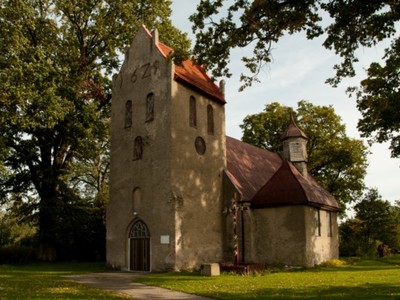 Pieszcz: kościół filialny pw. Podwyższenia Krzyża Świętego, gotycki, z 1625 r., obiekt zabytkowy (wraz z cmentarzem przykościelnym i drzewostanem)
