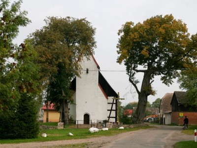 Staniewice: kościół konstrukcji ryglowej z 1770 r., pw. Świętego Michała Archanioła, wieża gotycka po pierwszym kościele z XV wieku