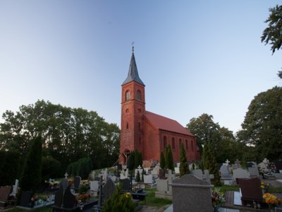 Rusinowo: kościół neoromański pw. Narodzenia NMP  z 1873 r.