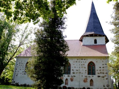Łącko: kościół późnogotycki z XV-XVI wieku pw. Zwiastowania NMP oraz gotycka brama wjazdowa na cmentarz przykościelny