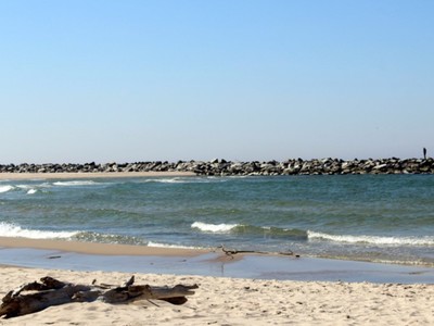 morskie fale przy plaży