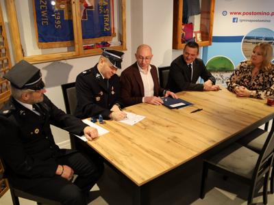 Podpisanie umowy na zakup wozu strażackiego