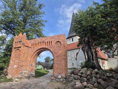 brama przykościelna dziś