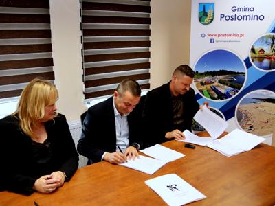 Podpisanie umowy budowa świetlicy wiejskiej w Złakowie