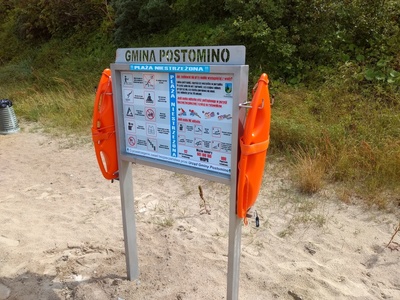 Tablica informacyjno - edukacyjna umiejscowiona na plaży