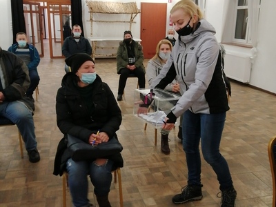 Kobieta z urną zbiera głosy oddane na Sołtysa Pieńkówka