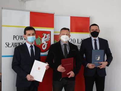 Wójtowie oraz Starosta Sławieński po podpisaniu umów