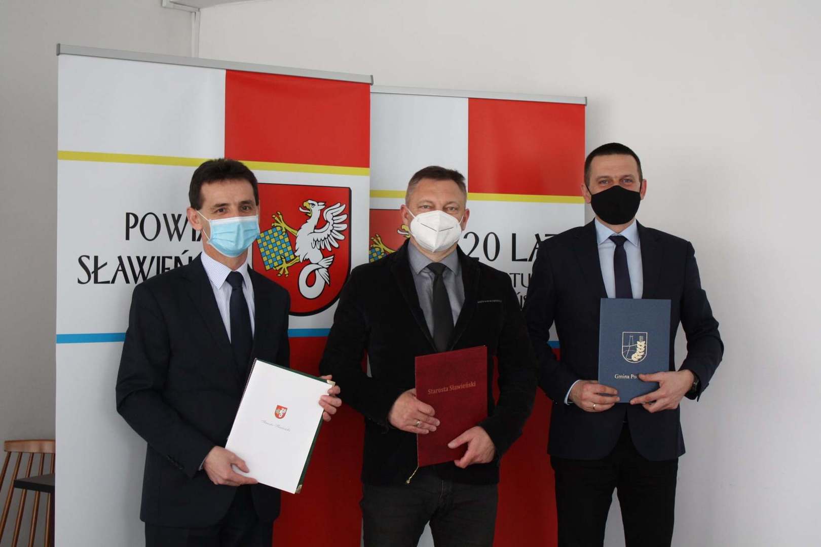 Wójtowie oraz Starosta Sławieński po podpisaniu umów