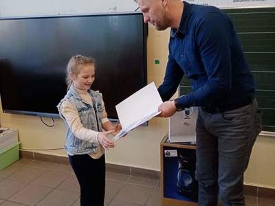 Odebranie nagród przez dzieci uczestniczące w konkursie.