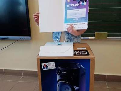 Odebranie nagród przez dzieci uczestniczące w konkursie.
