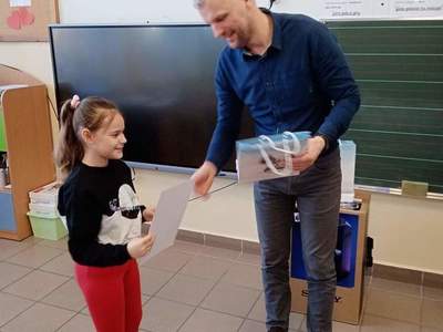 Odebranie nagród przez dzieci uczestniczące w konkursie.