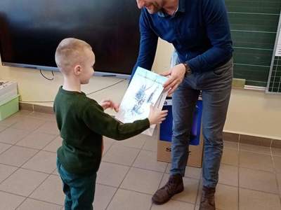 Odebranie nagród przez dzieci uczestniczące w konkursie.