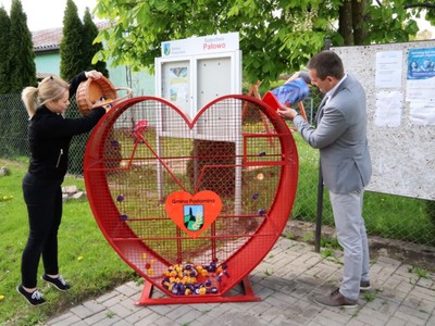 Sztafeta serc „Pomaganie przez odkręcanie – zbieraj nakrętki”