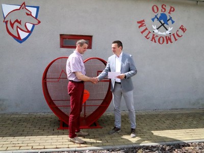 Sztafeta serc „Pomaganie przez odkręcanie – zbieraj nakrętki”