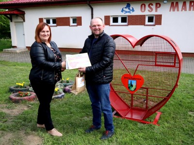 Sztafeta serc „Pomaganie przez odkręcanie – zbieraj nakrętki”