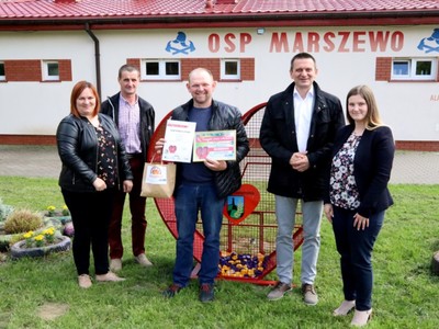 Sztafeta serc „Pomaganie przez odkręcanie – zbieraj nakrętki”