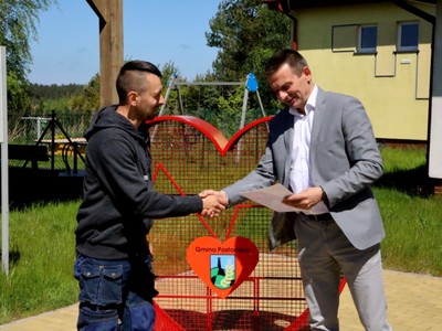 Sztafeta serc „Pomaganie przez odkręcanie – zbieraj nakrętki”