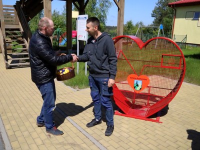 Sztafeta serc „Pomaganie przez odkręcanie – zbieraj nakrętki”