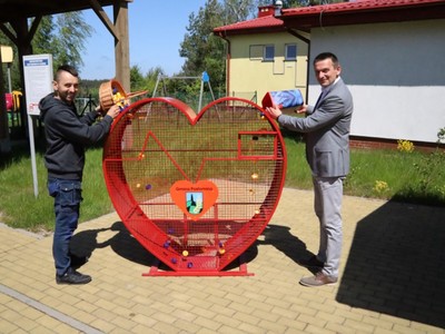 Sztafeta serc „Pomaganie przez odkręcanie – zbieraj nakrętki”