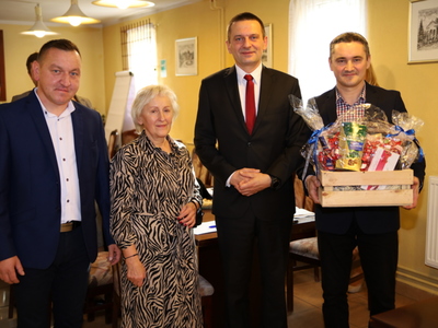 Od prawej: Radny Paweł Zdrzeniecki, Wójt Janusz Bojkowski, przedstawicielka Kola Gospodyń Krystyna Humińska, Sołtys Paweł Cichy