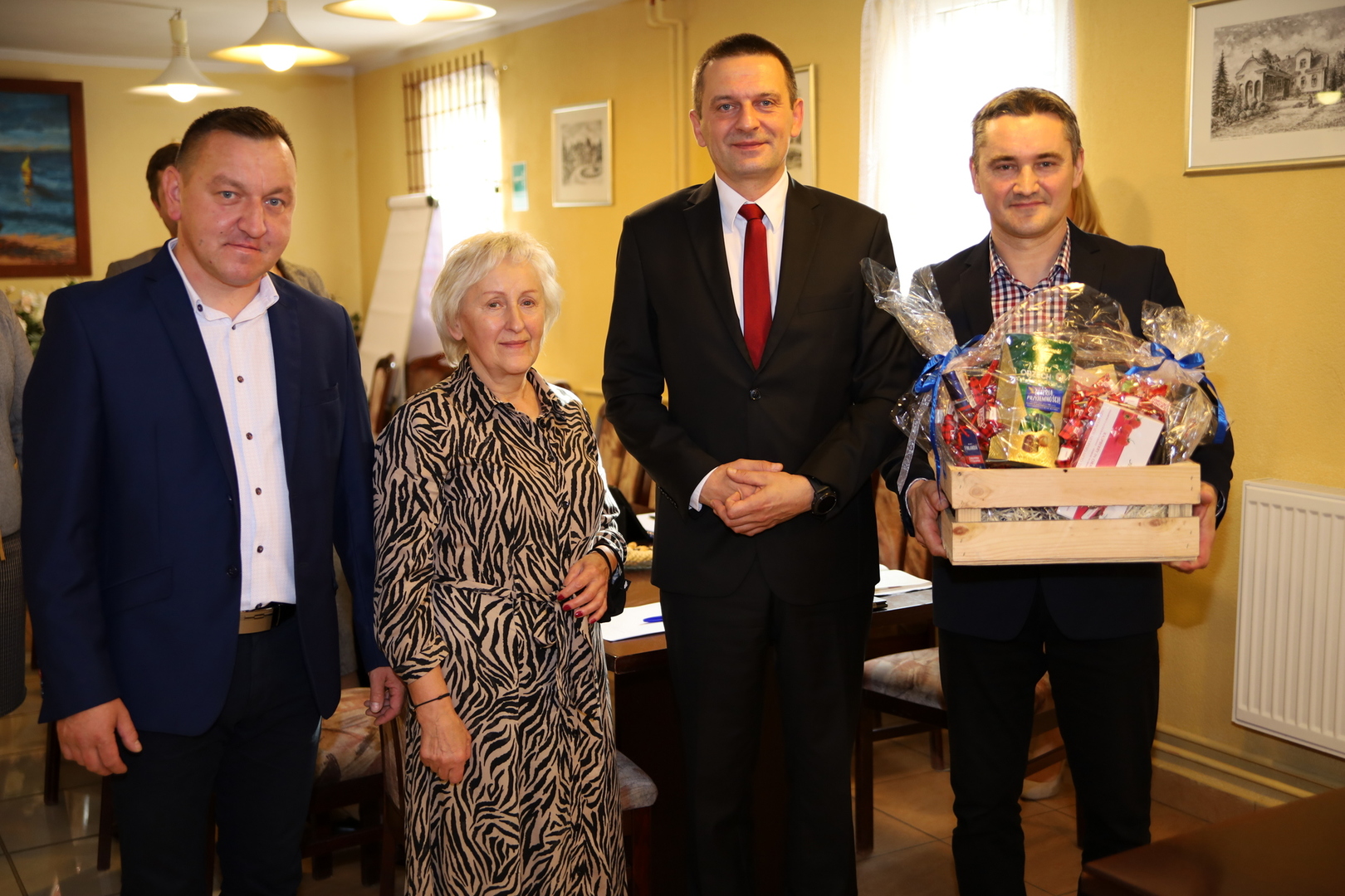 Od prawej: Radny Paweł Zdrzeniecki, Wójt Janusz Bojkowski, przedstawicielka Kola Gospodyń Krystyna Humińska, Sołtys Paweł Cichy