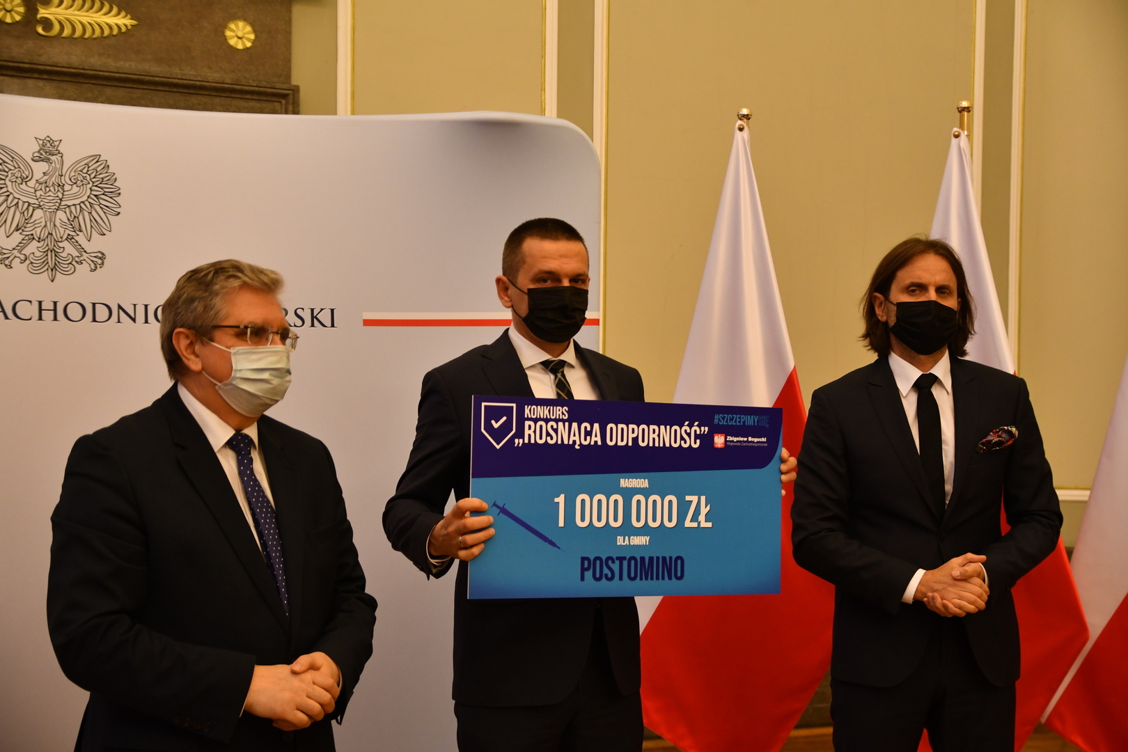 Wójt odbierający promesę