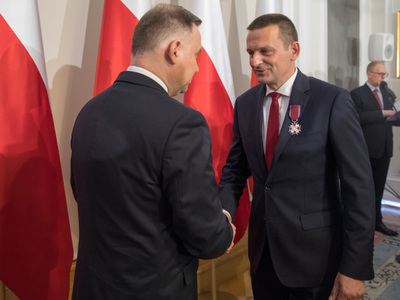 Wójt przyjmuje odznaczenie