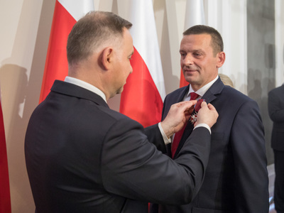 Wójt przyjmuje odznaczenie