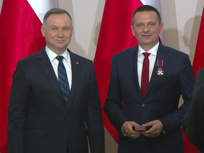 Wójt przyjmuje odznaczenie