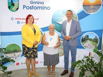 Zdjęcie na tle ścianki promocyjnej