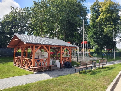 Teren rekreacyjny przy budynku komunalnym Pieńkowo