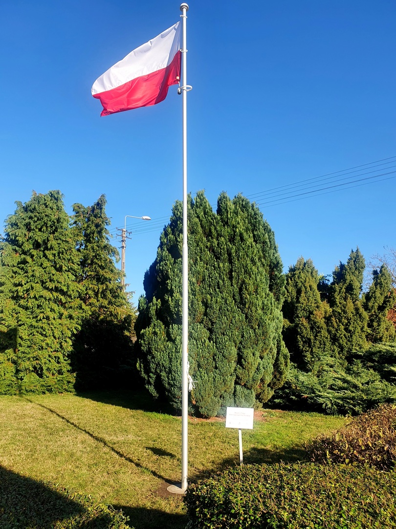 Maszt z flagą Polski