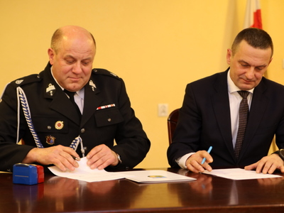Podpisanie umów z ochotnikami z OSP