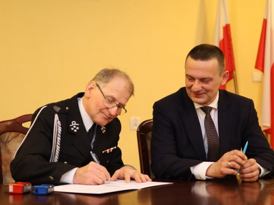 Podpisanie umów z ochotnikami z OSP