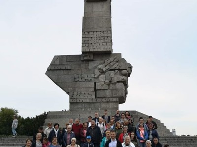 Przed pomnikiem