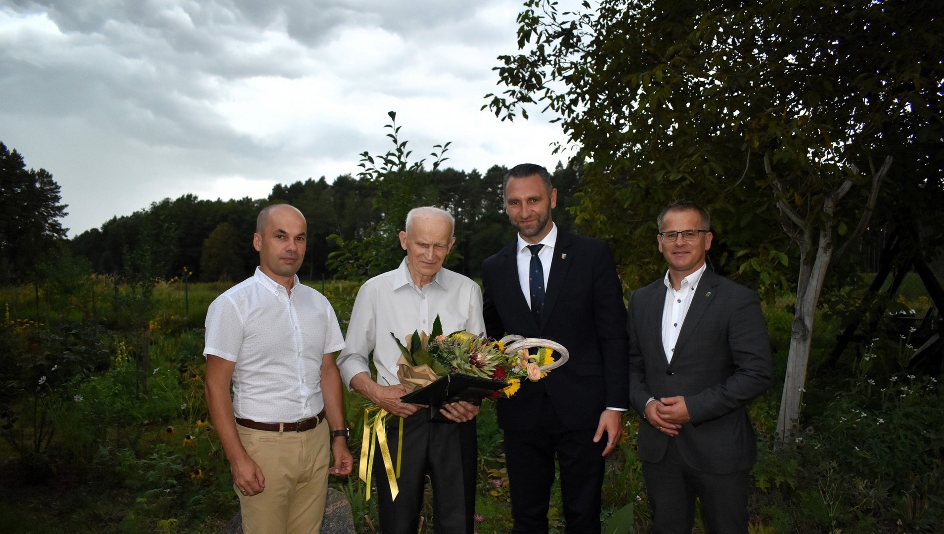 przedstawiciele samorządu ze Stanisławem Popkiem 