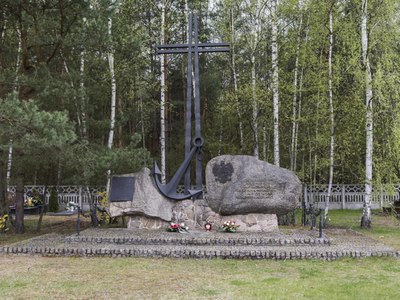 Złożenie kwiatów w miejscach pamięci w gminie Pysznica