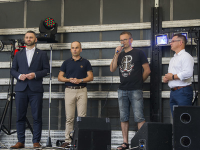 Piknik rodzinny na placu szkolnym PSP w Kłyżowie - przedstawiciele władz gminnych.