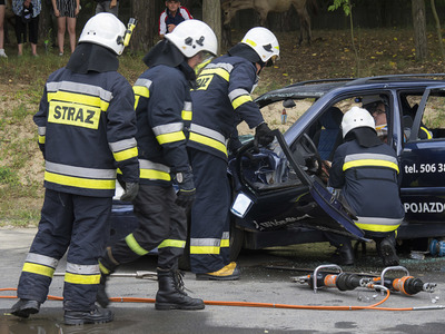 Piknik rodzinny na placu szkolnym PSP w Kłyżowie- pokaz akcji ratunkowej strażaków OSP Kłyżów.