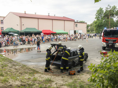 Piknik rodzinny na placu szkolnym PSP w Kłyżowie- pokaz akcji ratunkowej strażaków OSP Kłyżów.