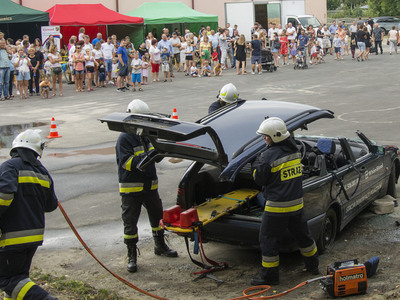 Piknik rodzinny na placu szkolnym PSP w Kłyżowie- pokaz akcji ratunkowej strażaków OSP Kłyżów.