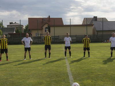 Mecz oldbojów na stadionie Gminnego Klubu Sportowego San Kłyżów.