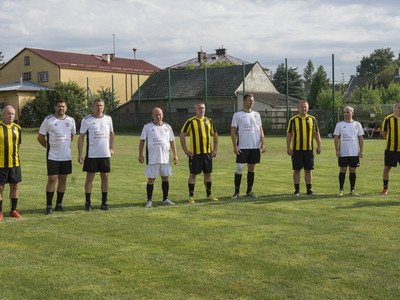 Mecz oldbojów na stadionie Gminnego Klubu Sportowego San Kłyżów.