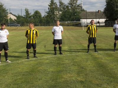 Mecz oldbojów na stadionie Gminnego Klubu Sportowego San Kłyżów.