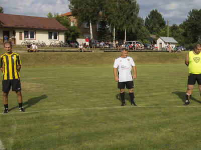 Mecz oldbojów na stadionie Gminnego Klubu Sportowego San Kłyżów.