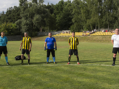 Mecz oldbojów na stadionie Gminnego Klubu Sportowego San Kłyżów.